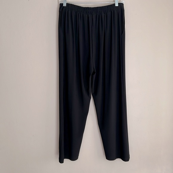 Crop Pant with Slit Partly Exposes Shin and Feels Wonderful - Picture 3 of 3